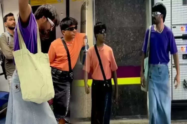 2 boy were skirt in delhi metro